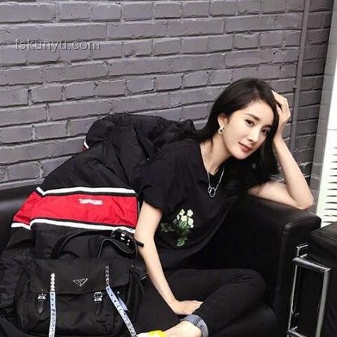 女星自创品牌高价T恤引争议，明星带货模式待考